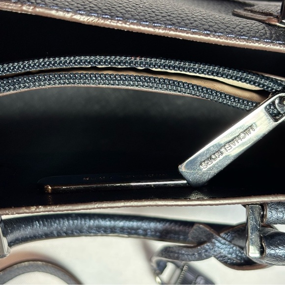 🔥 SALE! Michael Kors Adele Midnight Crossbody Bag with Adjustable Strap - Picture 11 of 16